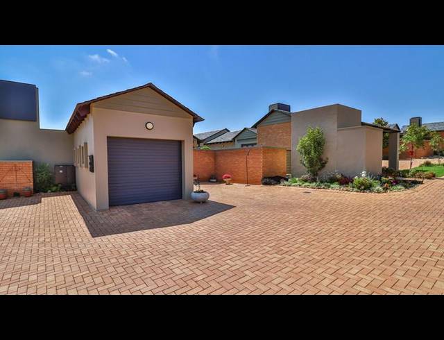 2 BEDROOM TOWNHOUSE FOR SALE IN RETIRE AT MIDSTREAM